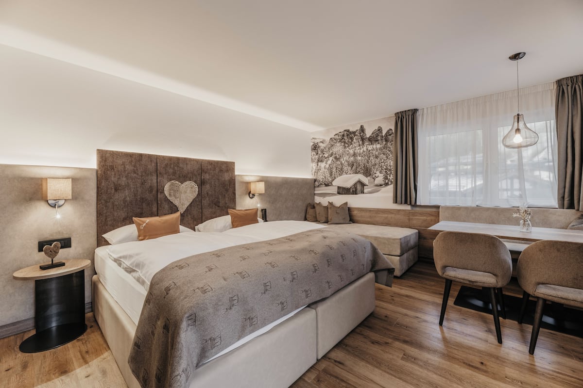 Premium bedding, in-room safe, desk, laptop workspace