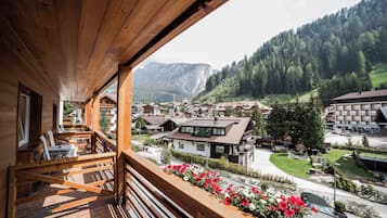 SÀngtillbehör av högsta kvalitet och vÀrdeförvaringsskÄp pÄ rummet