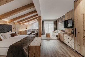 Suite estudio superior | Ropa de cama de alta calidad, caja fuerte, decoración individual