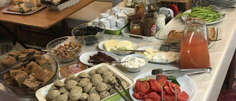 Una mesa de buffet con diversos alimentos y aderezos.