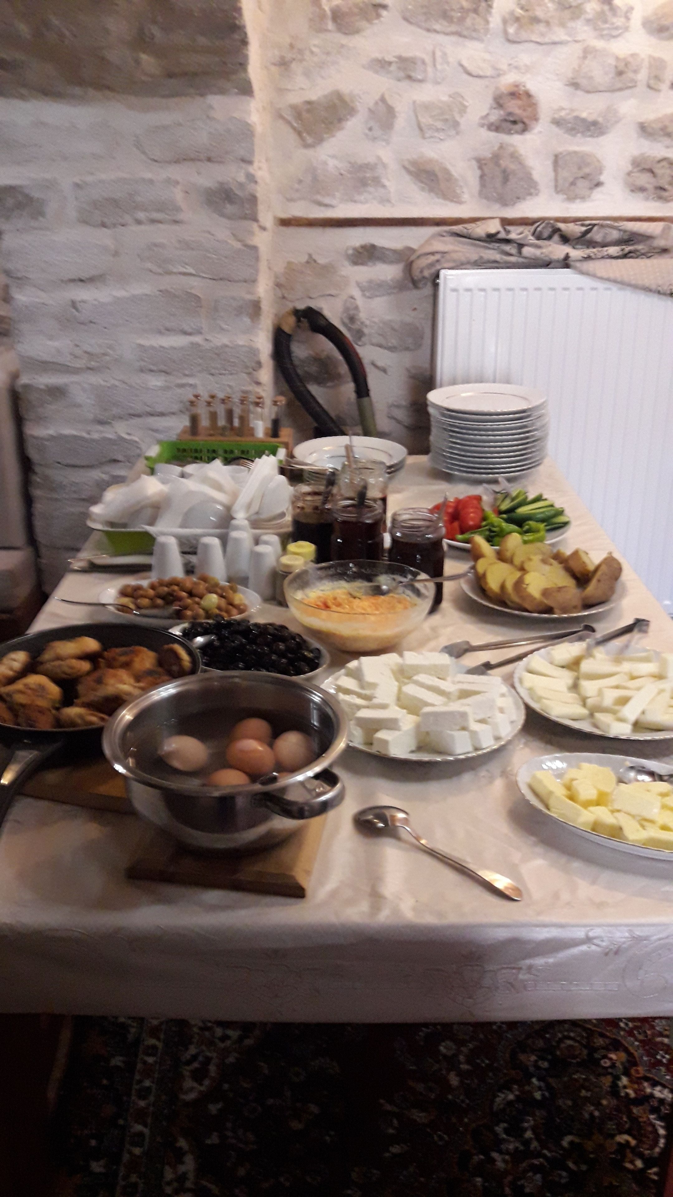 Ein reichhaltiges Buffet mit verschiedenen Speisen und Beilagen.