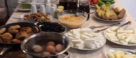 Ein reichhaltiges Buffet mit verschiedenen Speisen und Beilagen.