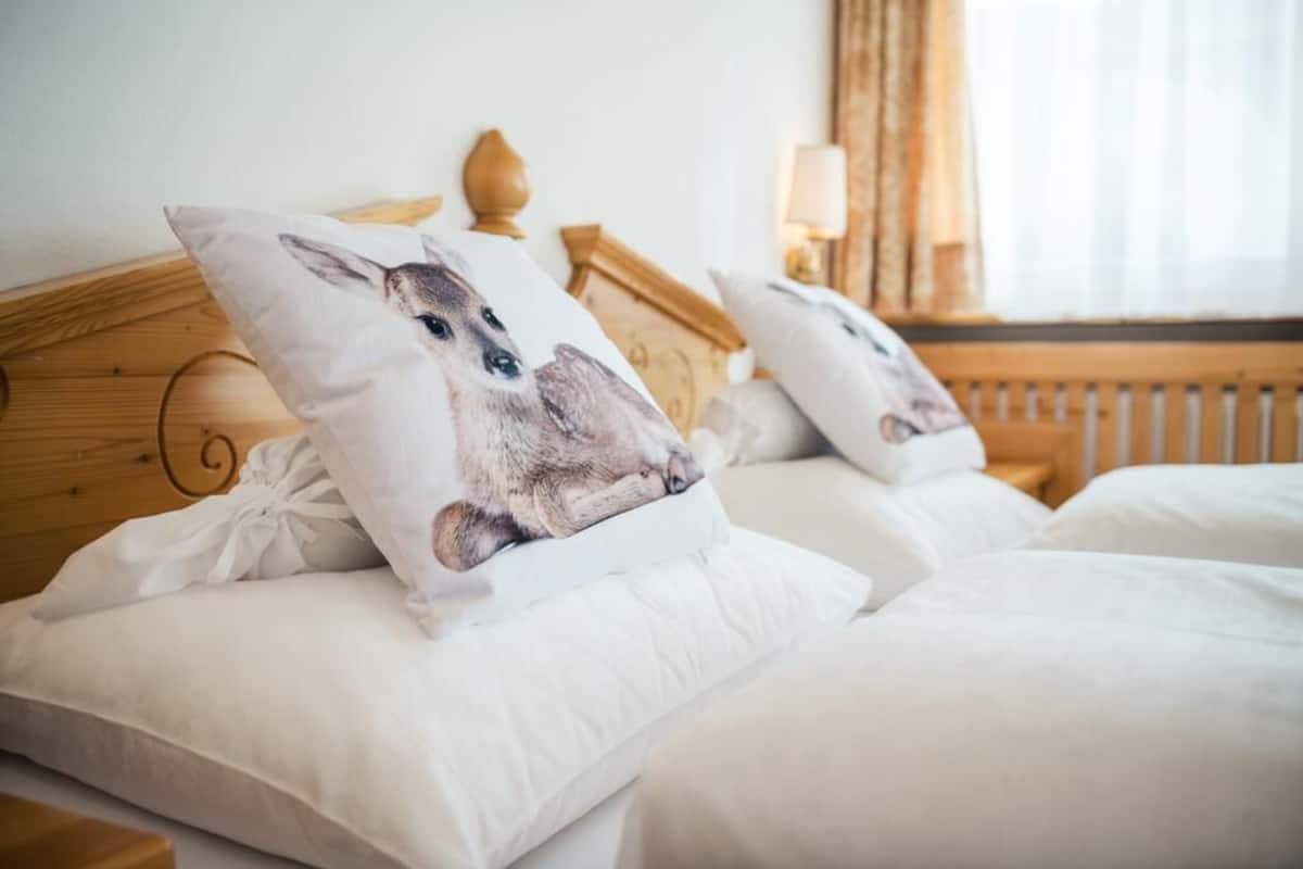 Junior suite | 1 slaapkamer, een bureau, een strijkplank/strijkijzer, gratis wifi