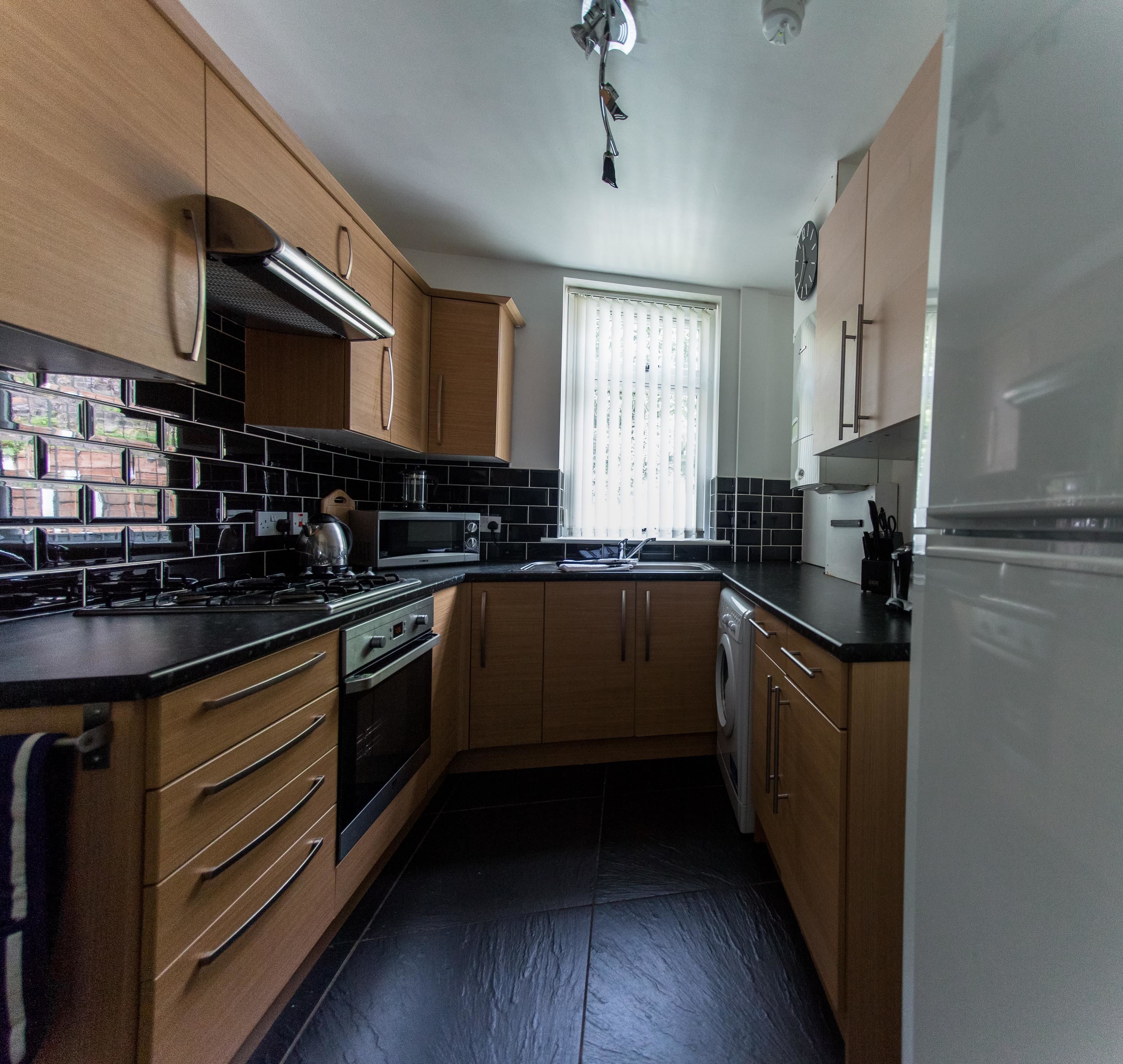 Maison, 4 chambres, cuisine | Cuisine privée | Réfrigérateur, micro-ondes, four, plaque de cuisson