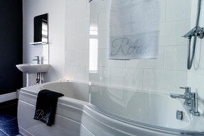 House, 4 Bedrooms, Kitchen | Bathroom | Shower, towels