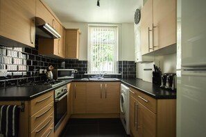 Lemari es, microwave, oven, dan kompor