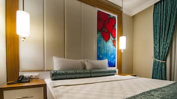 Habitación estándar con 1 cama matrimonial o 2 individuales, vista a la ciudad | Ropa de cama de alta calidad y minibar