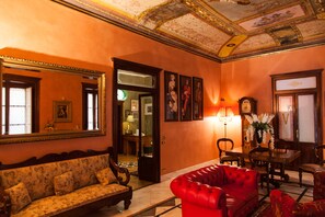 Flat-screen TV -  Palazzo Melluso LUXURY SUITE  (Porto Empedocle)