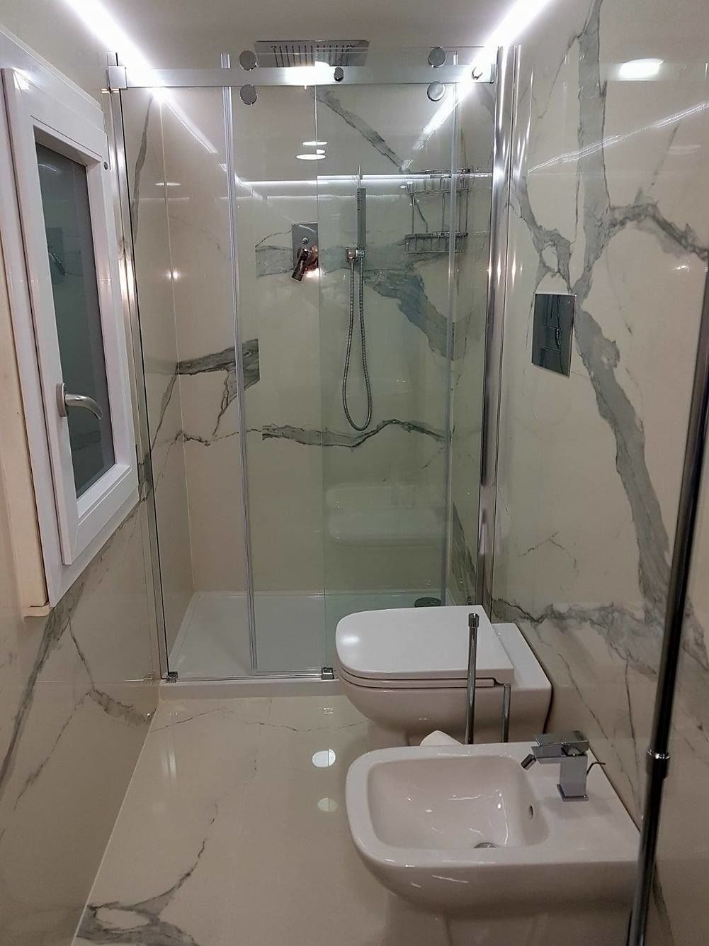 Ein modernes Badezimmer mit einer Duschkabine, einer Toilette und einem Bidet.