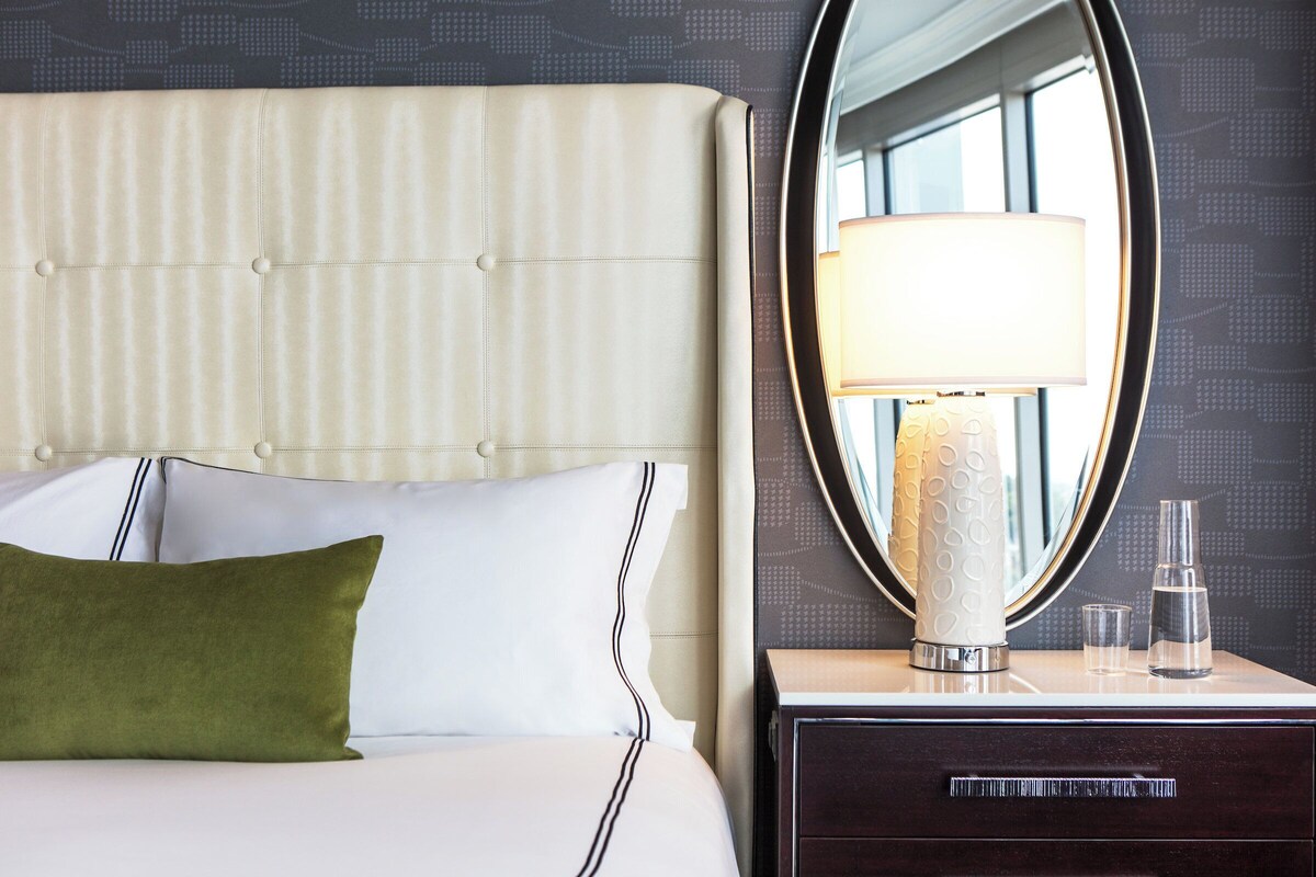 Frette Italian sheets, premium bedding, pillow-top beds, minibar