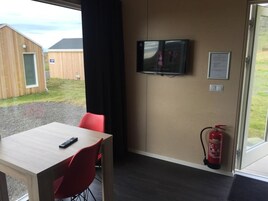 Basic Cabin, 1 Bedroom | Laptop workspace, blackout drapes, soundproofing, free WiFi