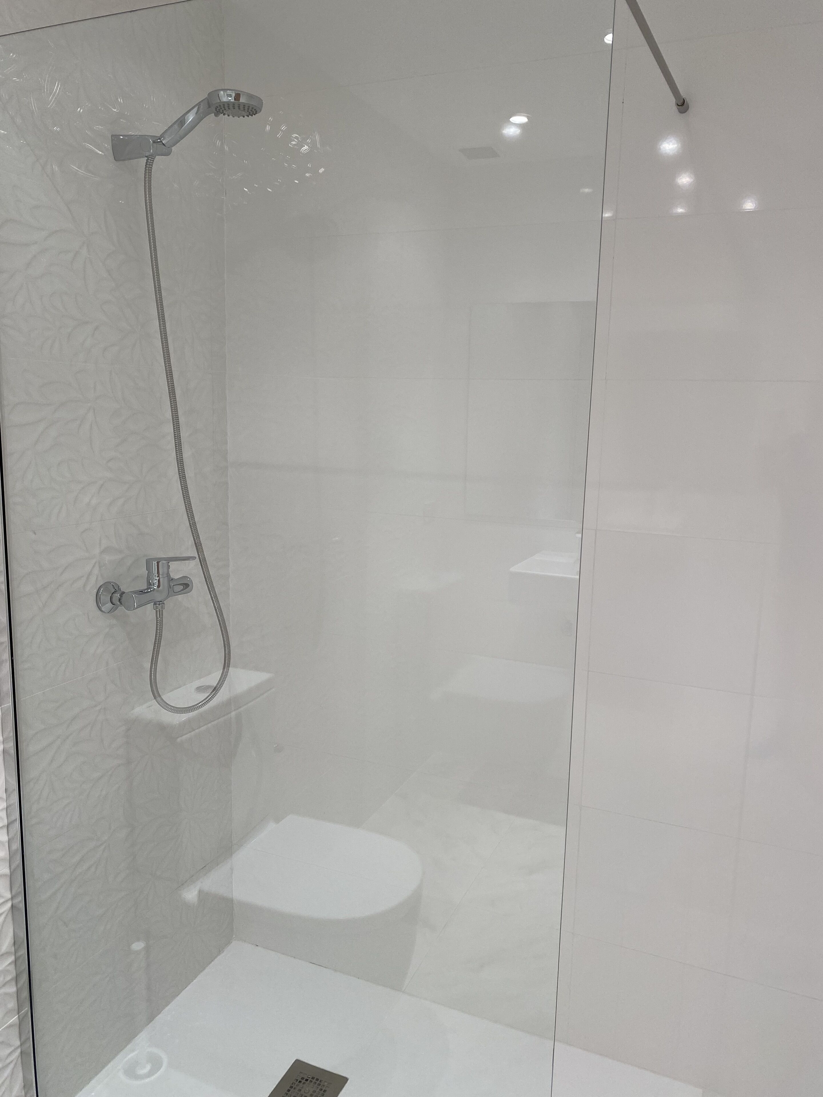 Apartament, 3 dormitoris (Superior) | Bany | Articles de tocador de disseny, assecador de cabells, tovalloles i sabó 