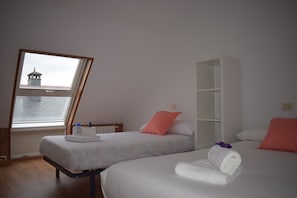 Egyptian cotton sheets, premium bedding, down duvets - La Casa de Manuel (Portomarin)