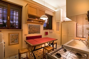 Appartement, 3 chambres | Cuisine privée | Réfrigérateur grande capacité avec congélateur, surface de cuisson
