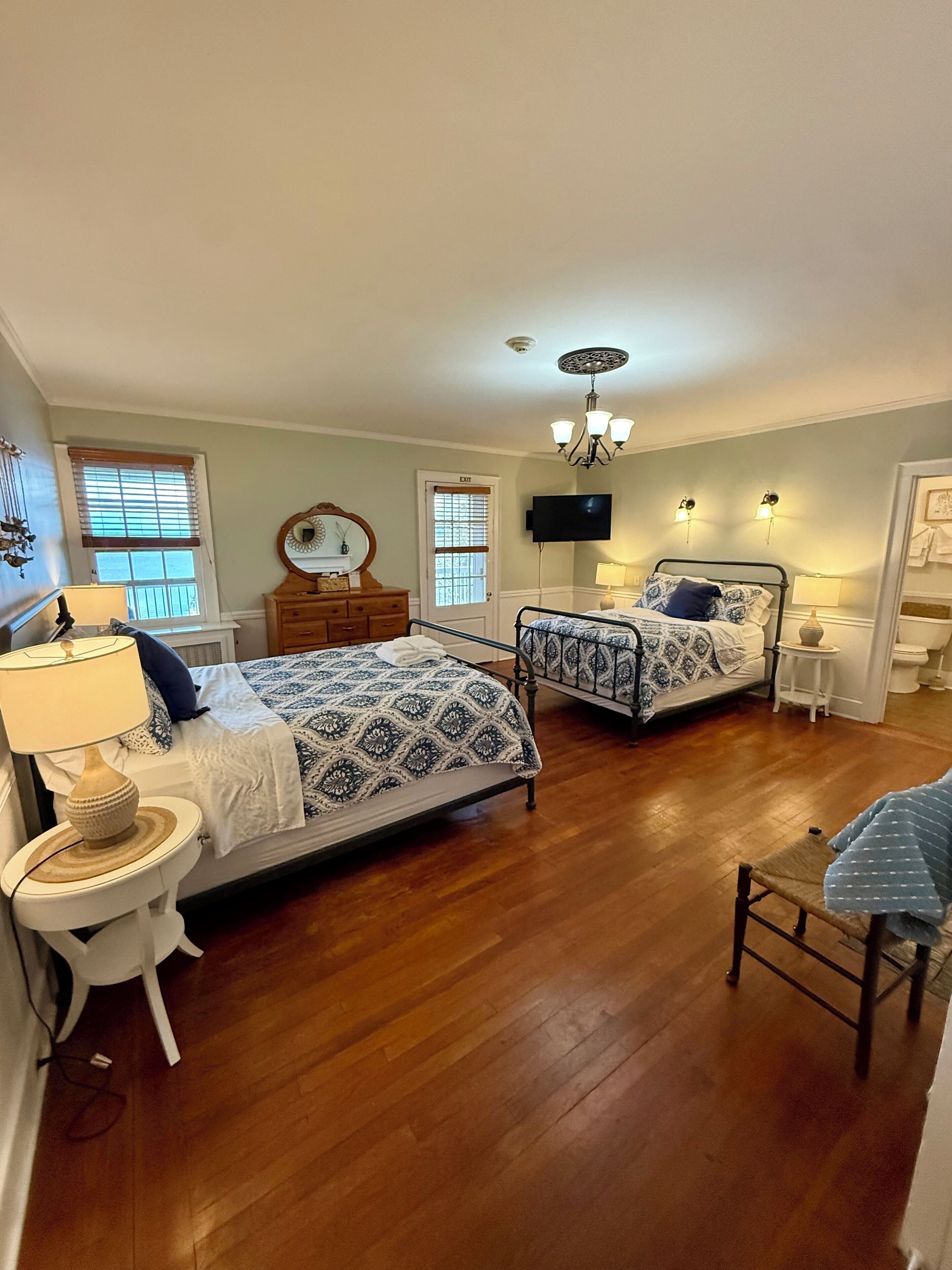 Champlain Room | Bathroom | Combined shower/tub, designer toiletries, hair dryer, towels