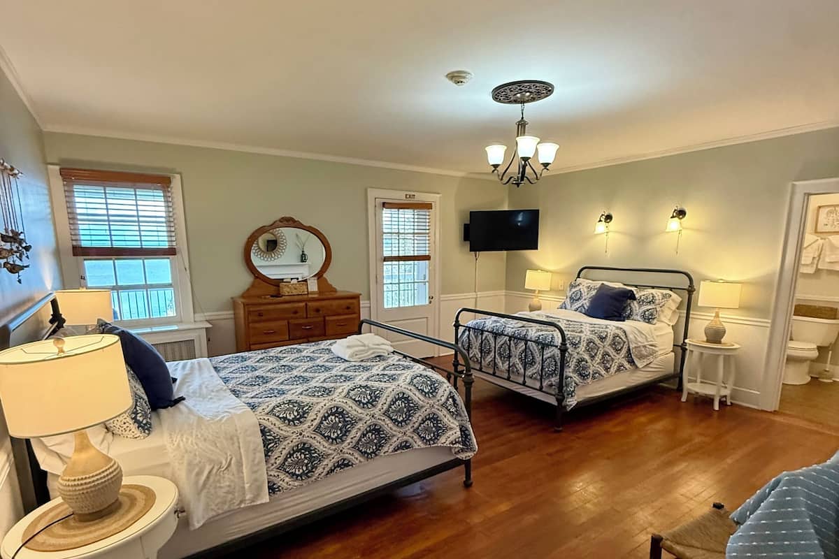 極品客房 | 浴室 | 淋浴/浴缸二合一、名牌盥洗用品、吹風機、毛巾