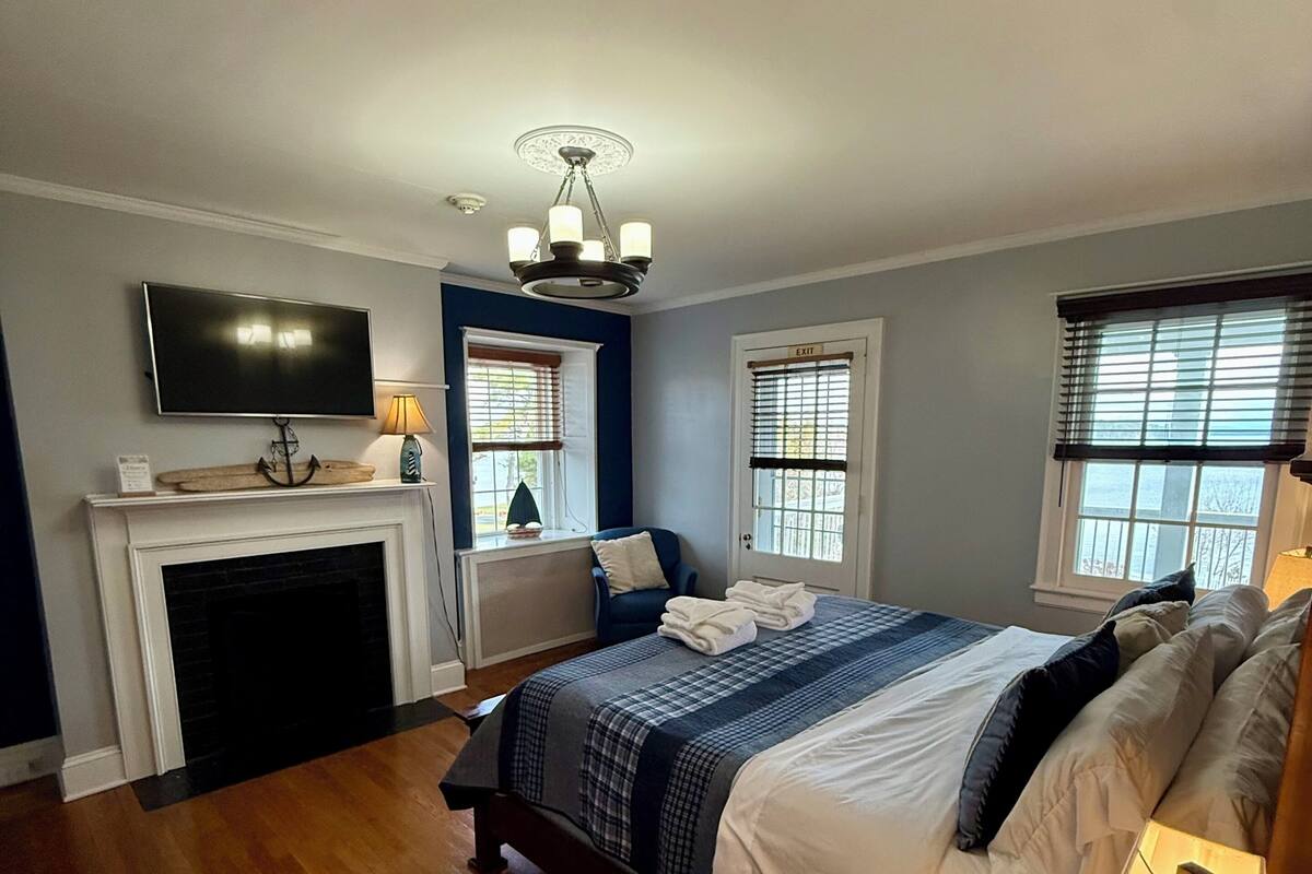 Quarto premium, 1 cama King | Ferros/tábuas de passar roupa, Wi-Fi de cortesia