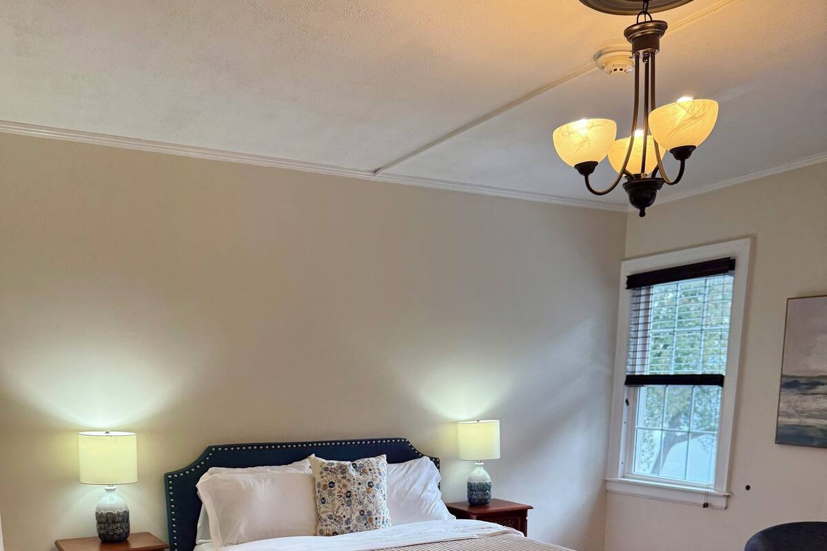 Quarto premium, 1 cama Queen | Ferros/tábuas de passar roupa, Wi-Fi de cortesia