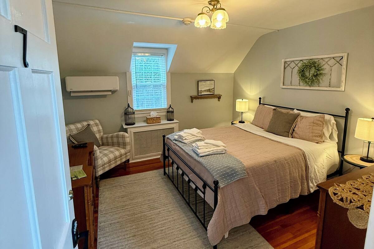 Quarto, 1 cama Queen | Ferros/tábuas de passar roupa, Wi-Fi de cortesia