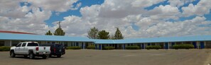Free self parking - Cotton Valley Motel (Clint)