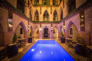Indoor pool, pool umbrellas, sun loungers - Riad & Spa Challa (Marrakech)