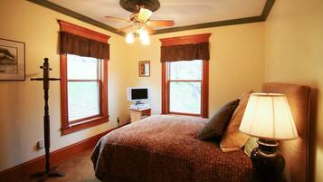 Standard Room, 1 Queen Bed, Non Smoking | Free WiFi, bed sheets