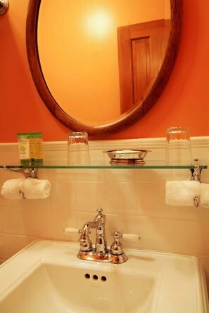 Free toiletries, towels - Breezy Hill Inn (Fleischmanns)