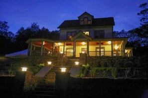 Façade de l’hébergement  – soirée/nuit