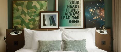 Ropa de cama hipoalergénica y caja de seguridad en la habitación