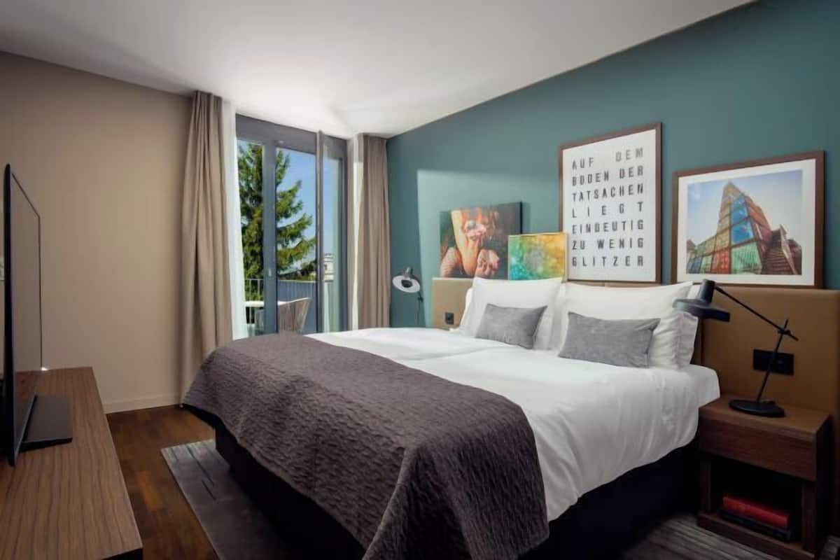 Hypo-allergenic bedding available, in-room safe, desk, laptop workspace