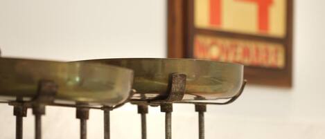 Una máquina de escribir antigua con estructura metálica y base de madera, sobre una superficie de mármol.