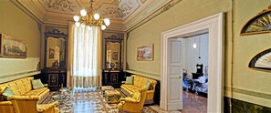 Presidential Suite, City View | Living room | LCD TV - Historical Suites VVM (Lecce)