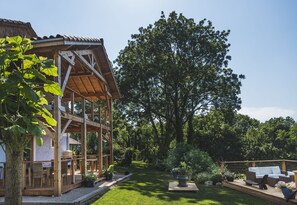 Outdoor dining - Domaine de Terrac (Rimont)
