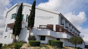A modern building with the name "SANTA CLARA Country Hotel" on its facade. - Santa Clara Country Hotel (Odemira)