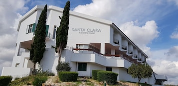 Un edificio moderno con el nombre 