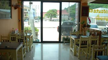 Lunch, dinner, brunch served; international cuisine