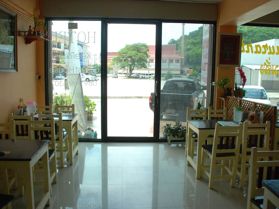 Lunch, dinner, brunch served; international cuisine