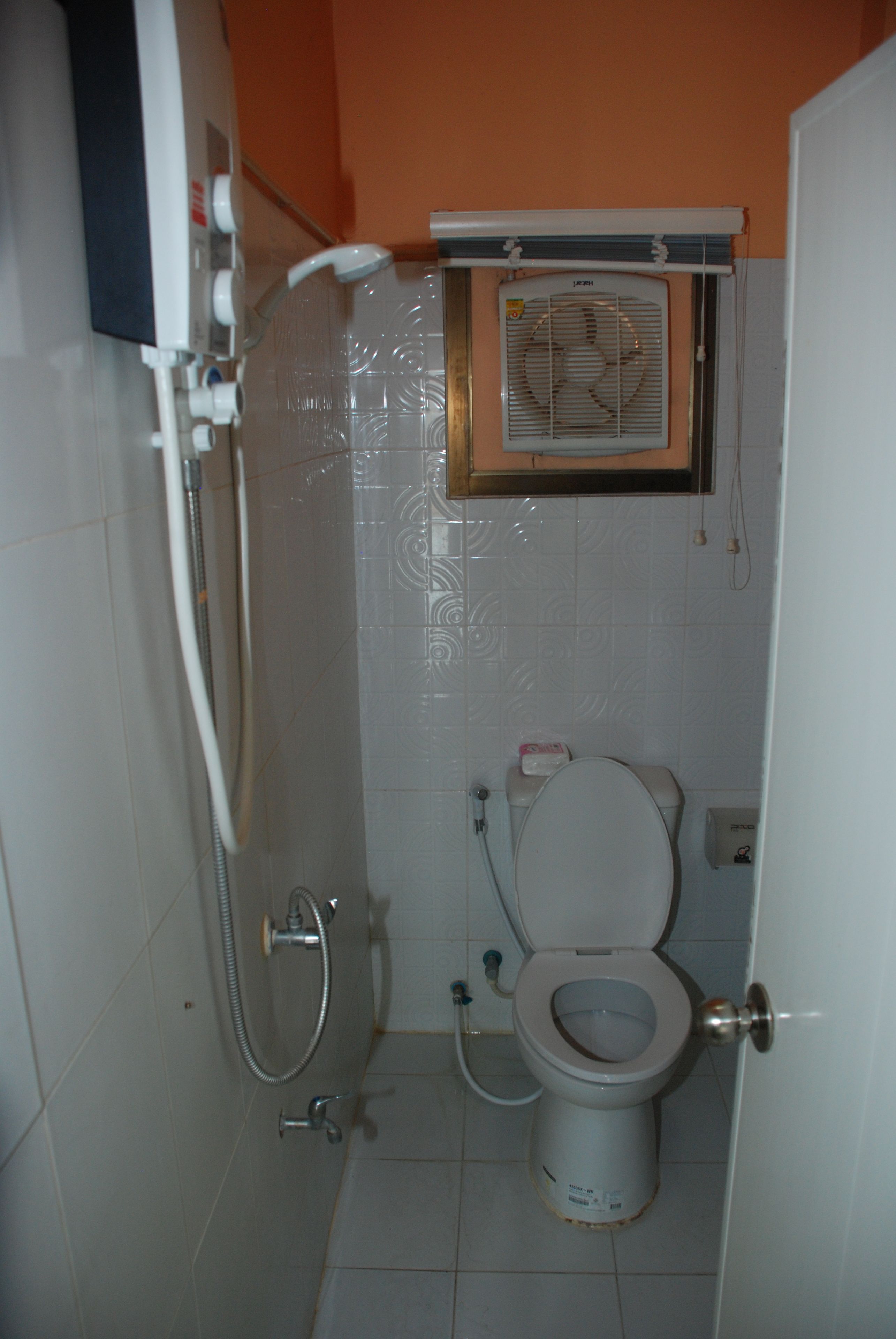 Shower, free toiletries, towels