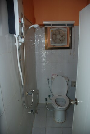 Shower, perlengkapan mandi gratis,  dan handuk