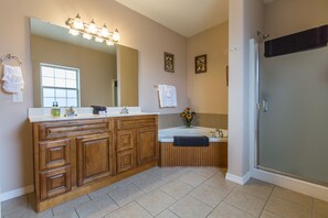 Combined shower/bathtub, free toiletries, hair dryer, towels - Rockwood Resort (Branson)