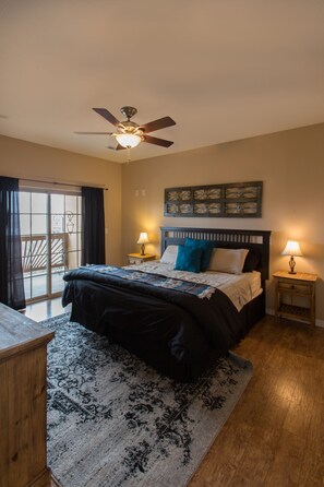 Egyptian cotton sheets, premium bedding, memory-foam beds - Rockwood Resort (Branson)