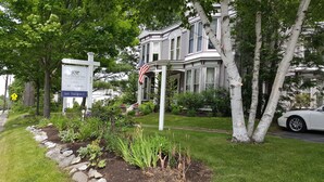A Victorian-style house with a sign for Blackberry Inn and Breakfast, indicating no vacancy. - Blackberry Inn (Camden)