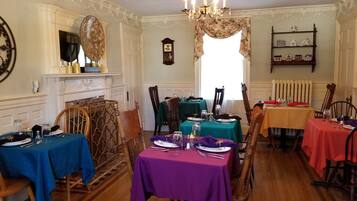 Café da manhã completo grátis todos os dias