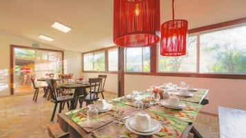 Café da manhã com buffet grátis todos os dias