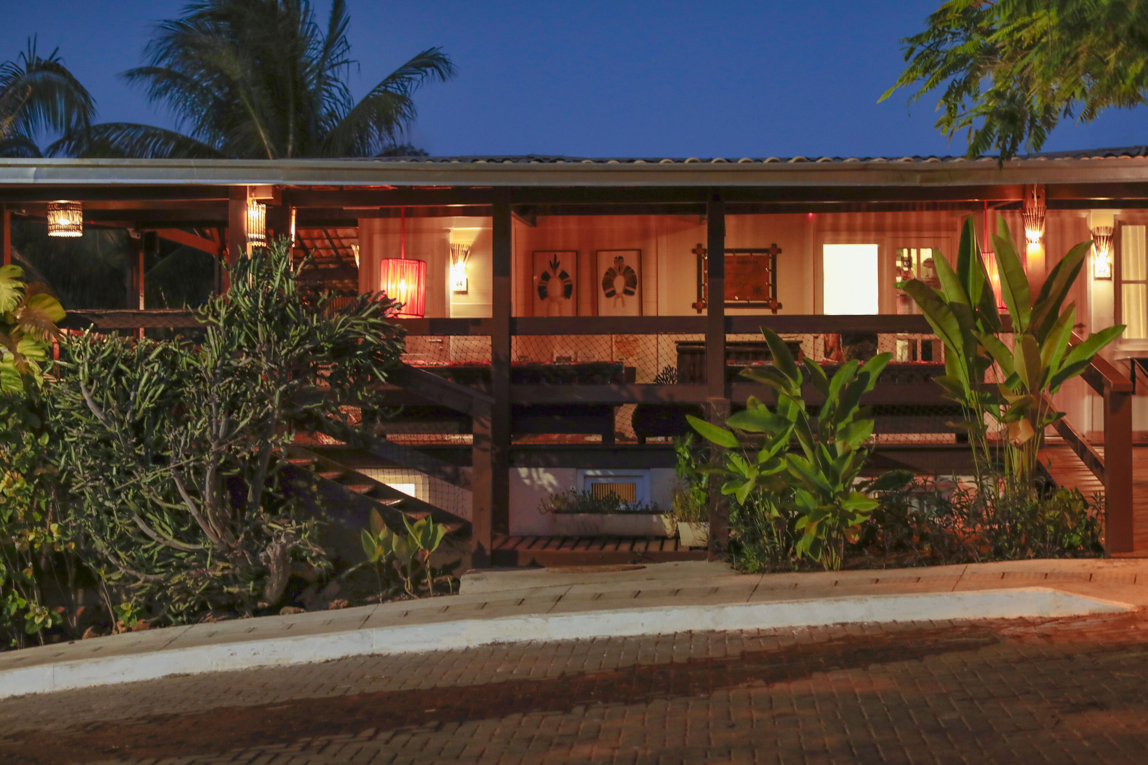 Fachada da propriedade à noite