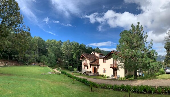 Vista frontal de la propiedad