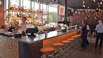 2 bars/lounges