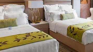 Quarto casal luxo, 2 camas Queen, para não fumantes, vista para a cidade | Roupas de cama premium, cofres nos quartos, escrivaninha