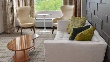 套房 | 高档床上用品、客房内保险箱、办公桌、笔记本电脑工作区