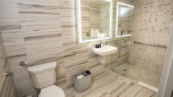 Dusche, kostenlose Toilettenartikel, Haartrockner, Bademäntel